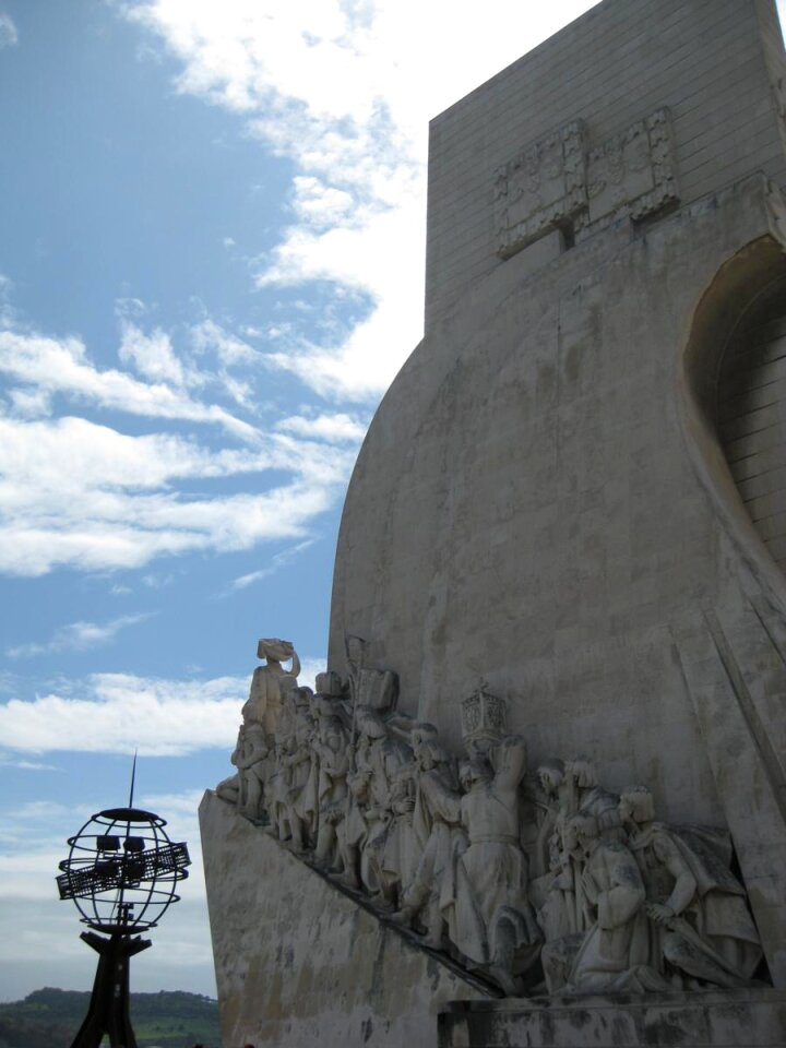 Side view of Discoverers' monument