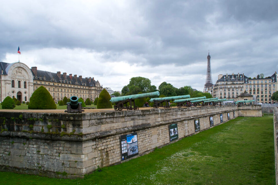 Cannons in front of Musee de l'Armee