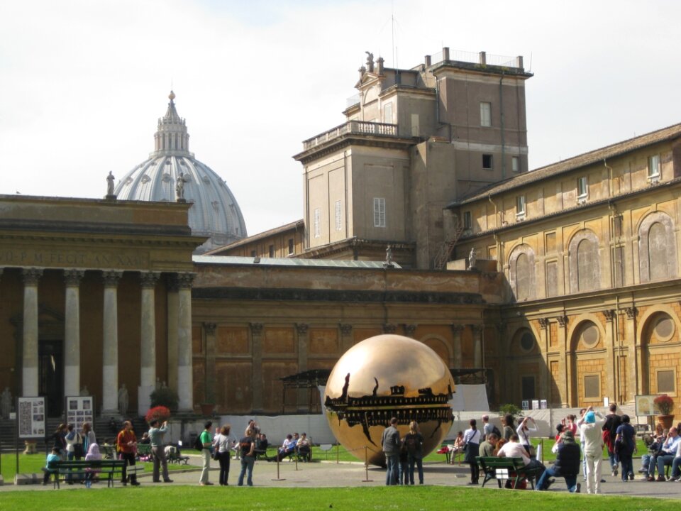 Sfera con sfera statue in Vatican