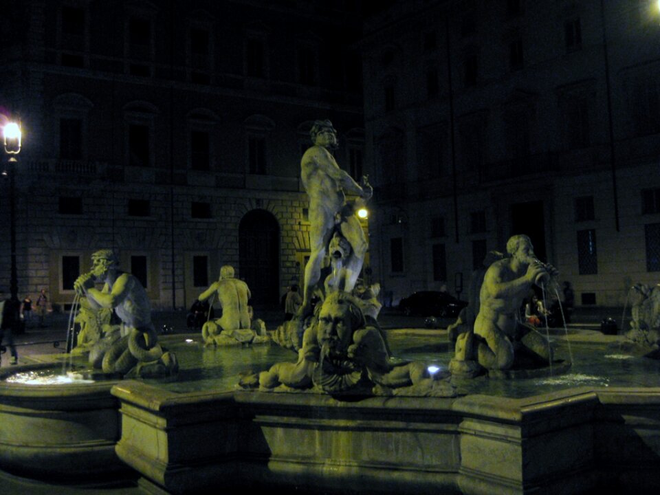 Fontana del Moro at night