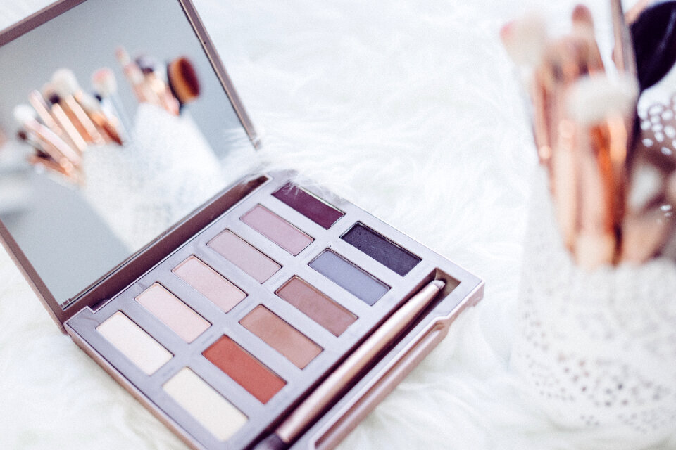 Eyeshadows and makup brushes 2
