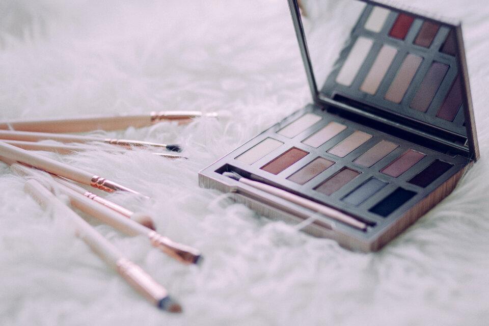 Makeup brushes and eyeshadows 3