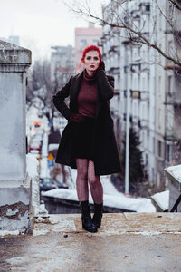 Redhead woman posing in th city