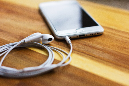iPhone 6s with headphones 4 photo