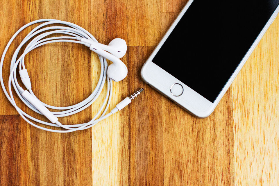 iPhone 6s with headphones 3