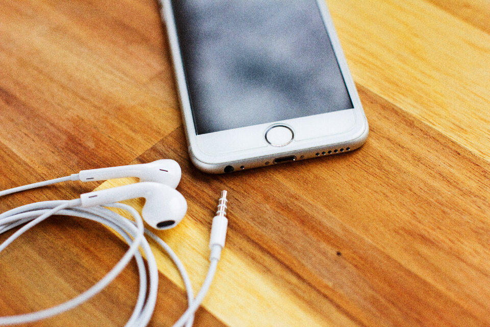 iPhone 6s with headphones 2