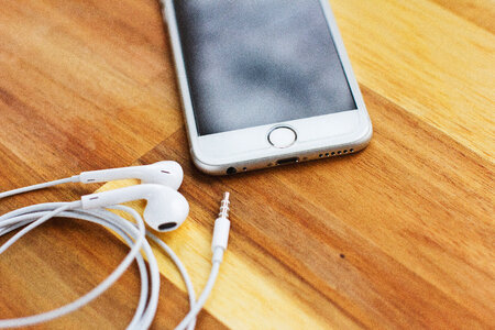 iPhone 6s with headphones 2 photo
