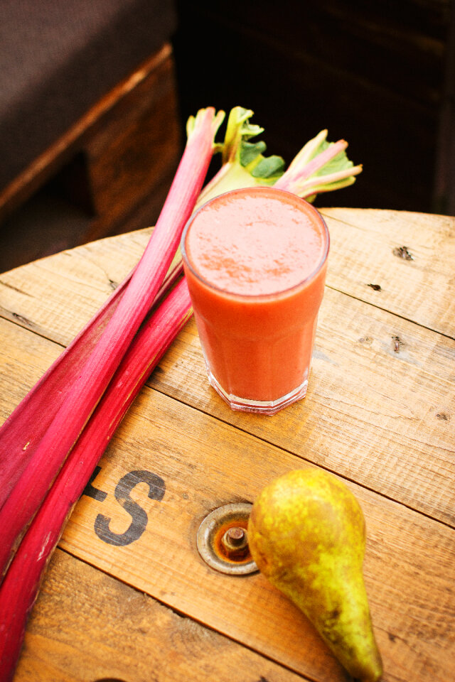 Pear and rhubarb smoothie 6