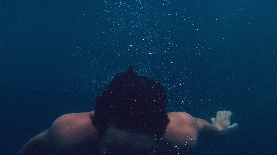 Man dive ocean