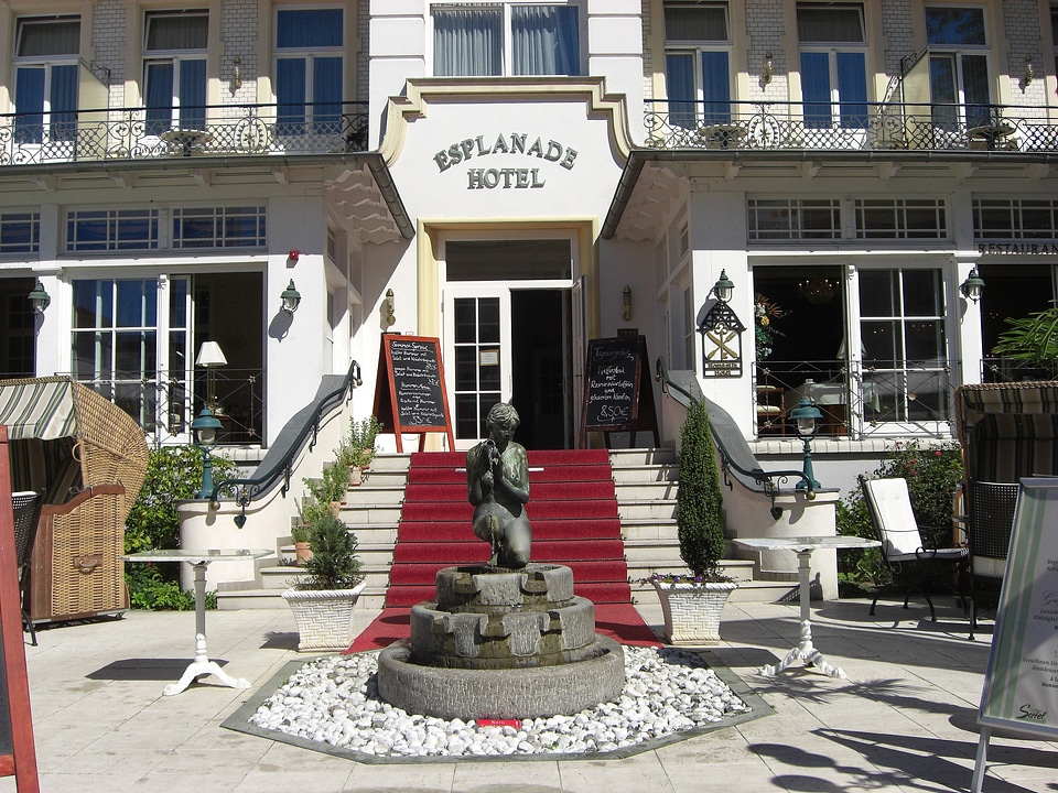 Building architecture statue
