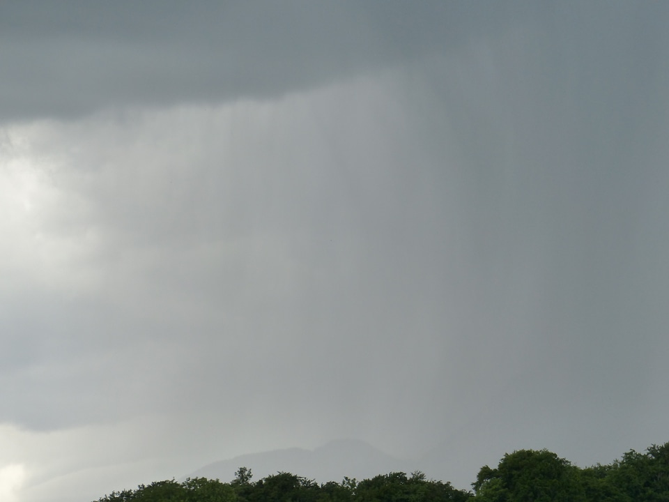 Rainstorm rain clouds strömender rain