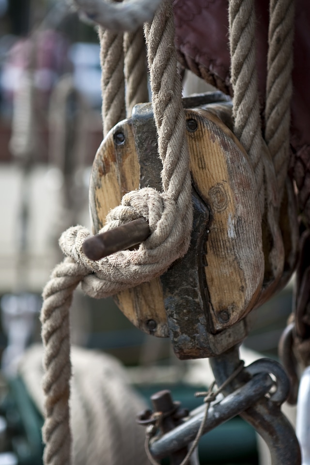 Sailor's knot block and tackle wood