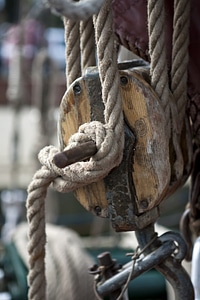 Sailor's knot block and tackle wood