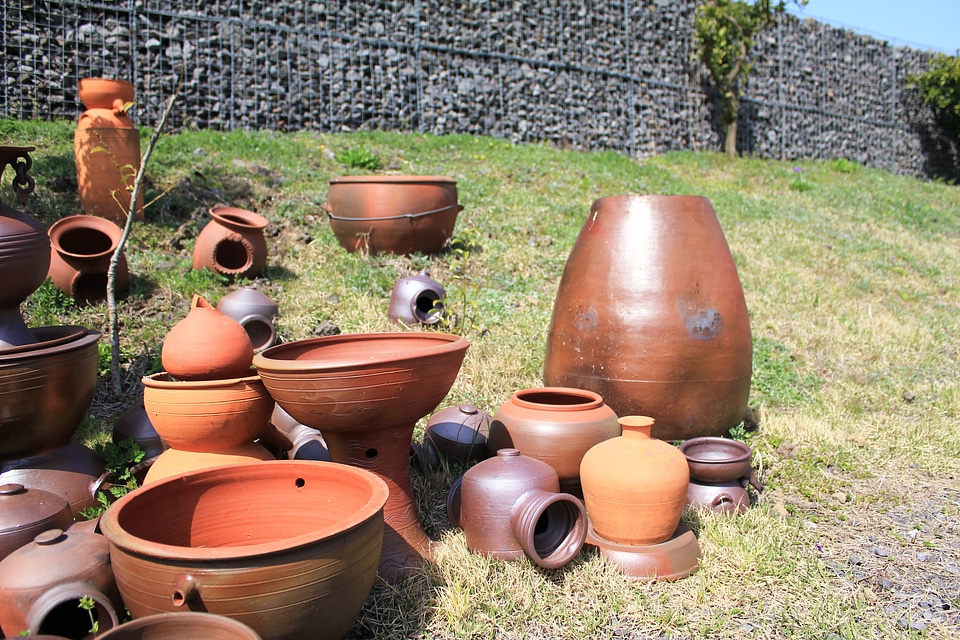 Porcelain earthenware jar