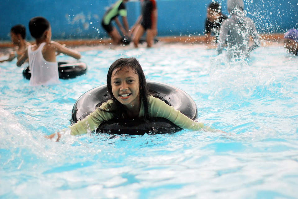 To swim younger brother family