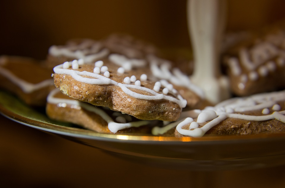 The gingerbread garnished with angel