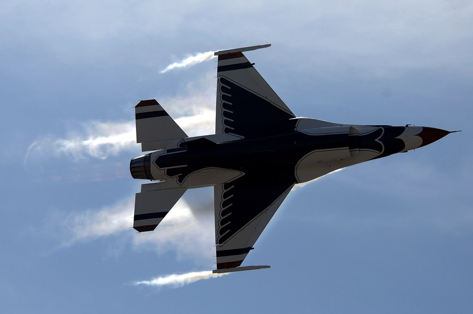 Air show thunderbirds 360 degree turn