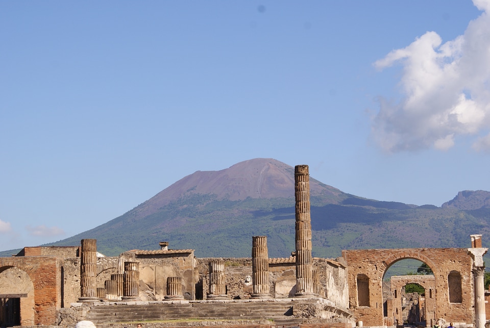 Italy ruinas volcano