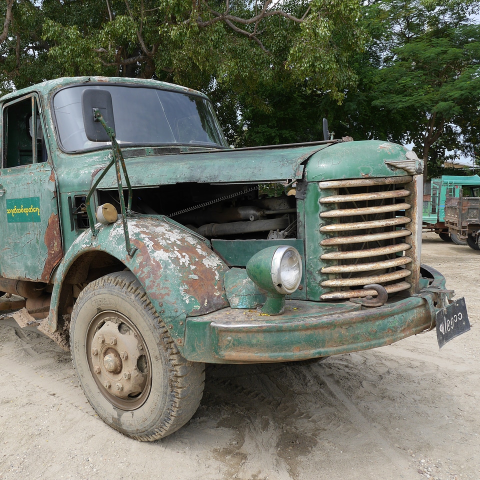 Oldtimer jalopy burma