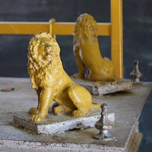 Temple lion pride burma
