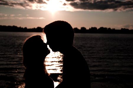 Silhouette Photo Of Man And Woman Kissing photo