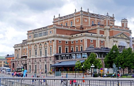 Building Classical Architecture Plaza Mixed Use