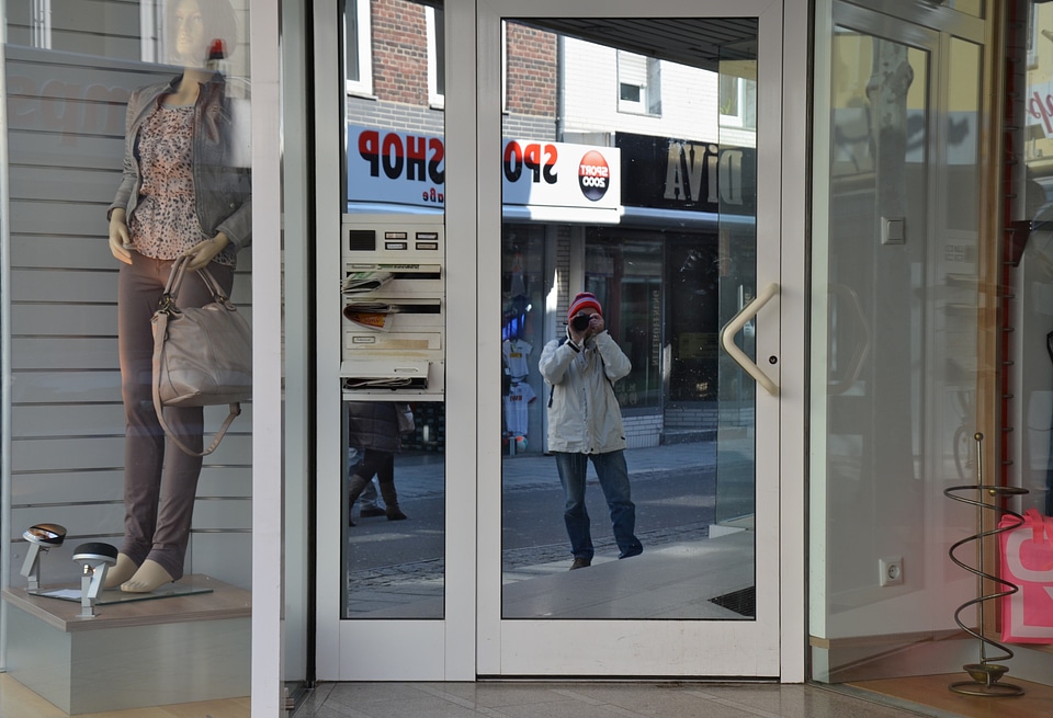 Road mirroring facade