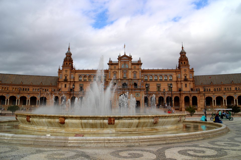 Plaza, Landmark, Town Square, Sky