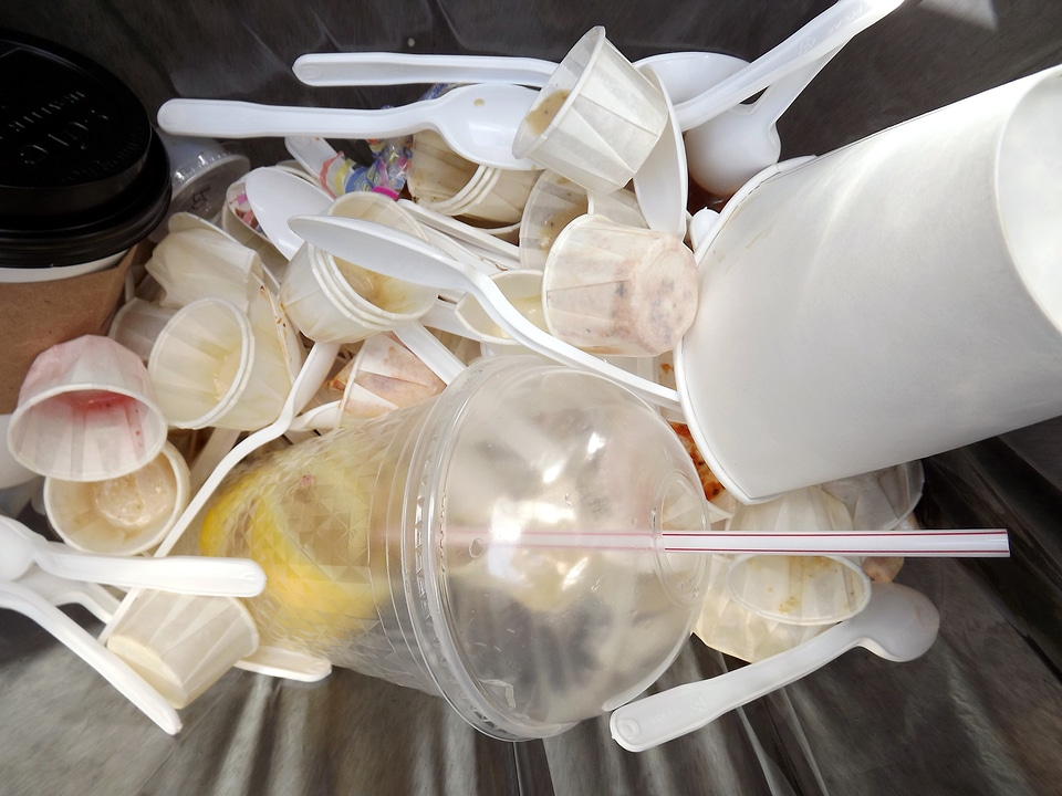 Trash recycling container