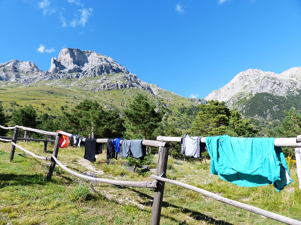Hiking clothes fence bricchi neri