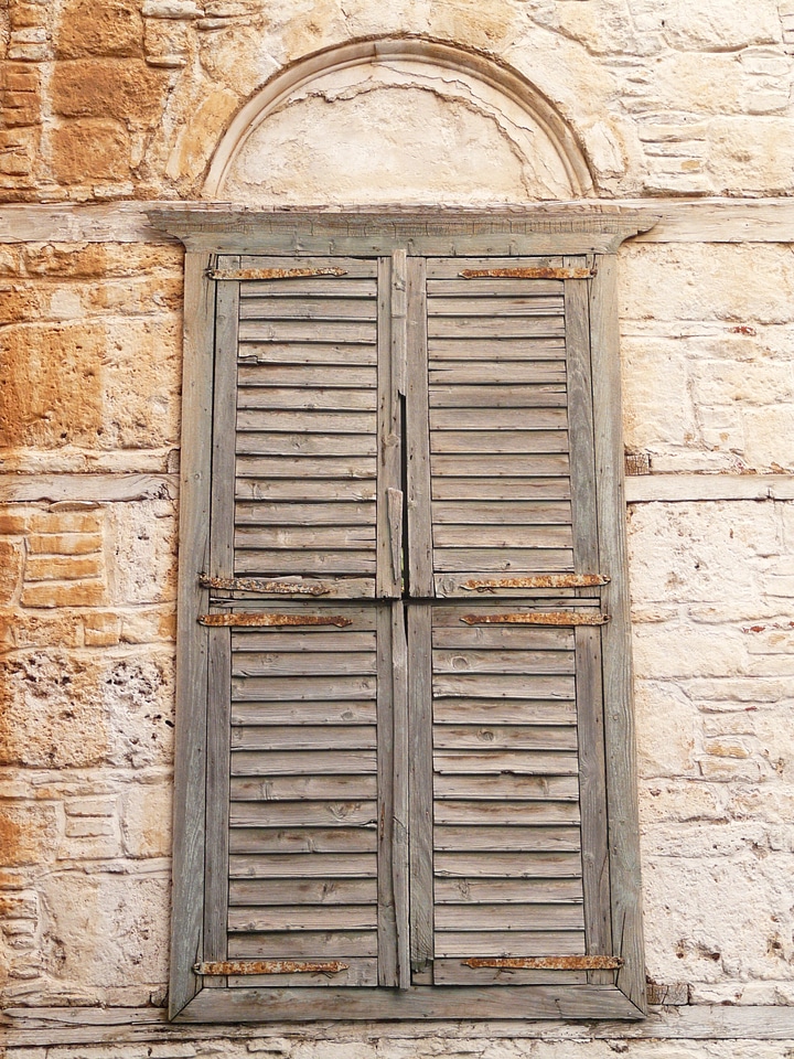 Closed window wall