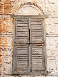 Closed window wall