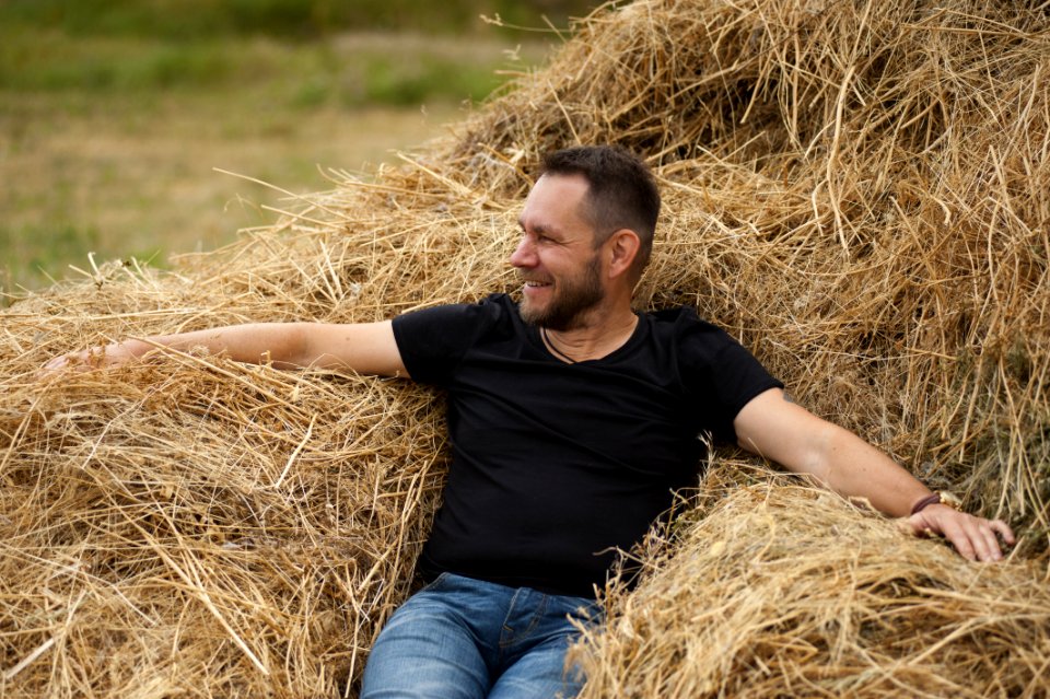 Man Wearing Black Crew-neck Short-sleeved T-shirt