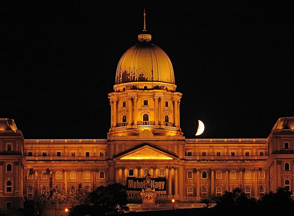 At night palace architecture