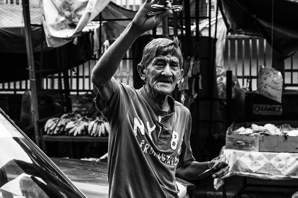 Selling razors black and white outside