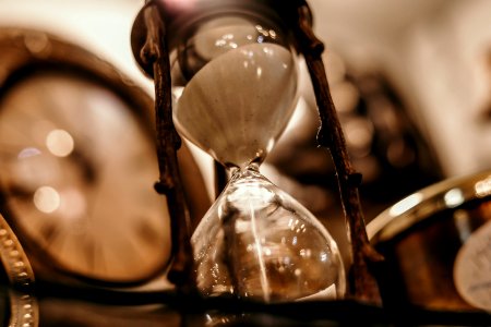 Shallow Focus Photography Of Hourglass photo