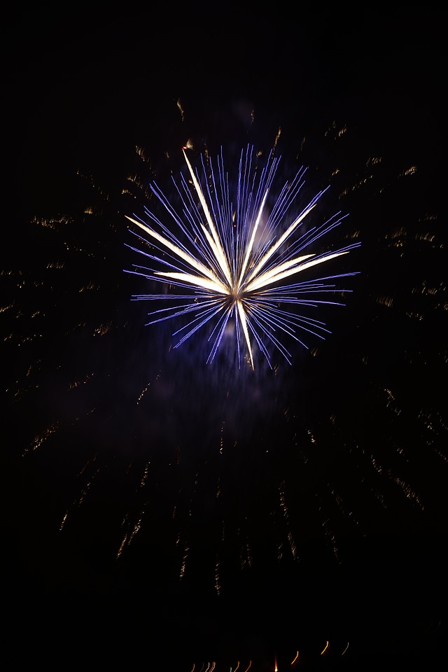 Explosion pyrotechnics star