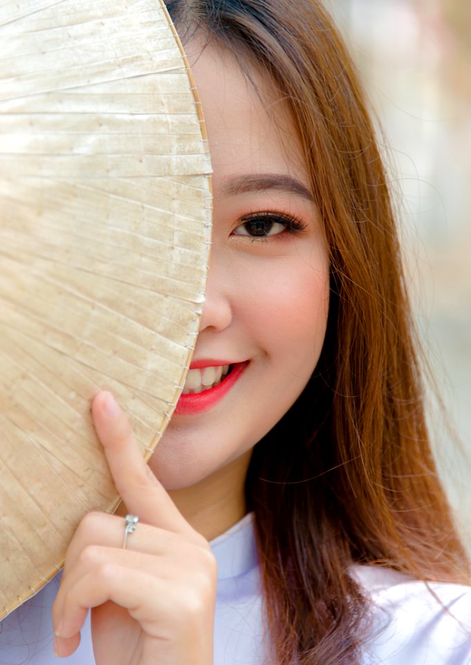 Photo Woman Hiding On Asian Conical Hat