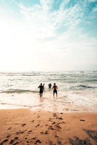 People Running Near Seashore At Daytime Photo photo