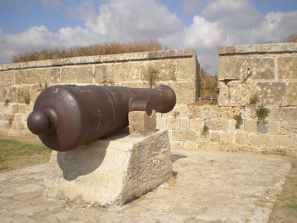 Fortress stone wall aim