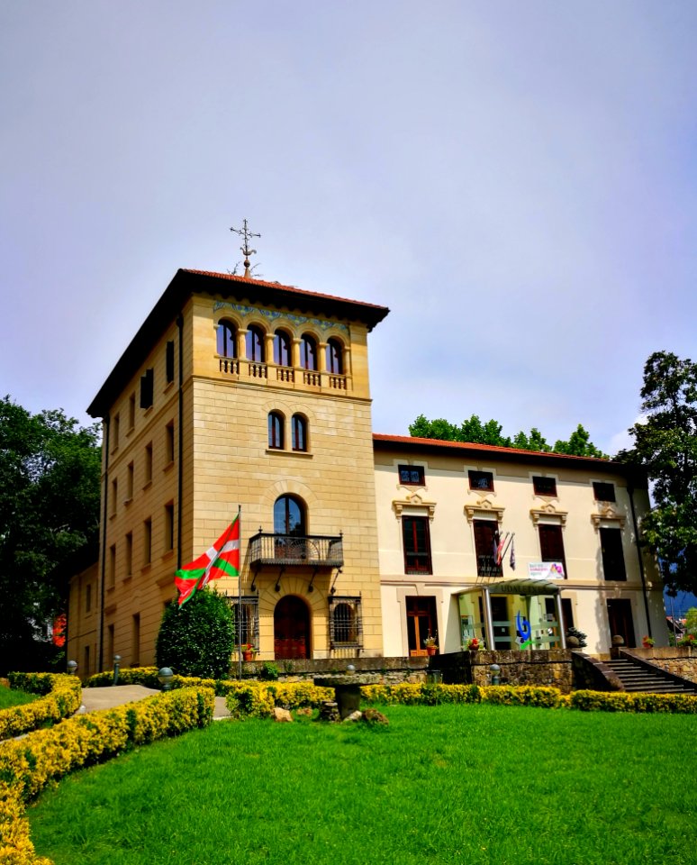 Landmark, Building, Sky, Estate