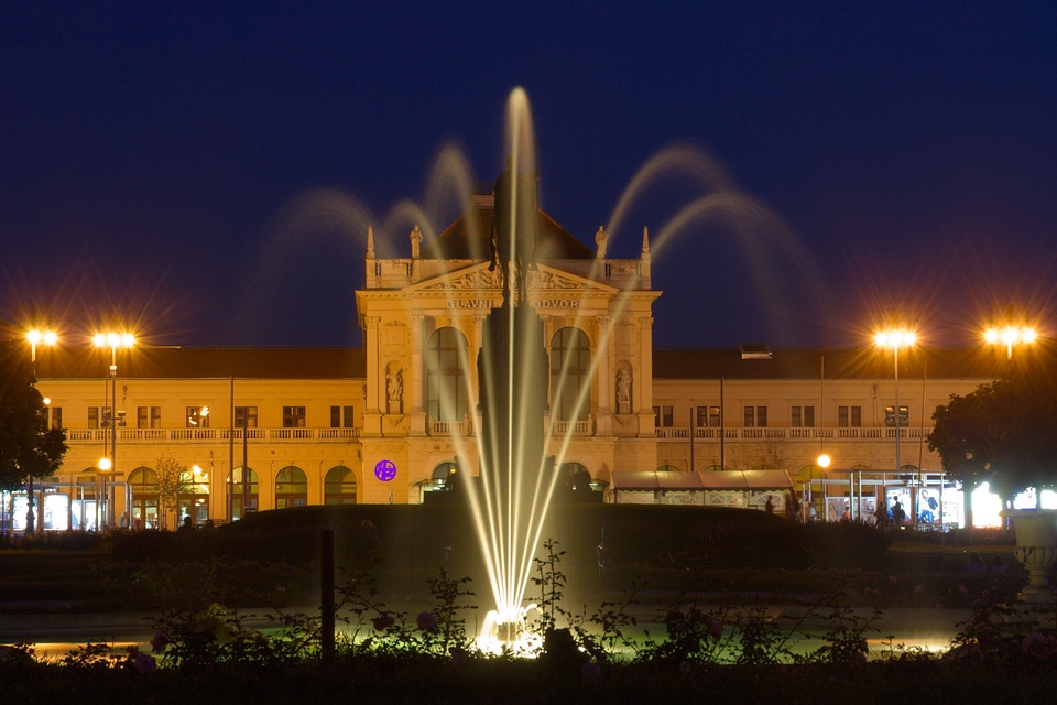 Fountain railway station night