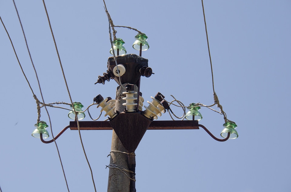 Wire insulators electricity