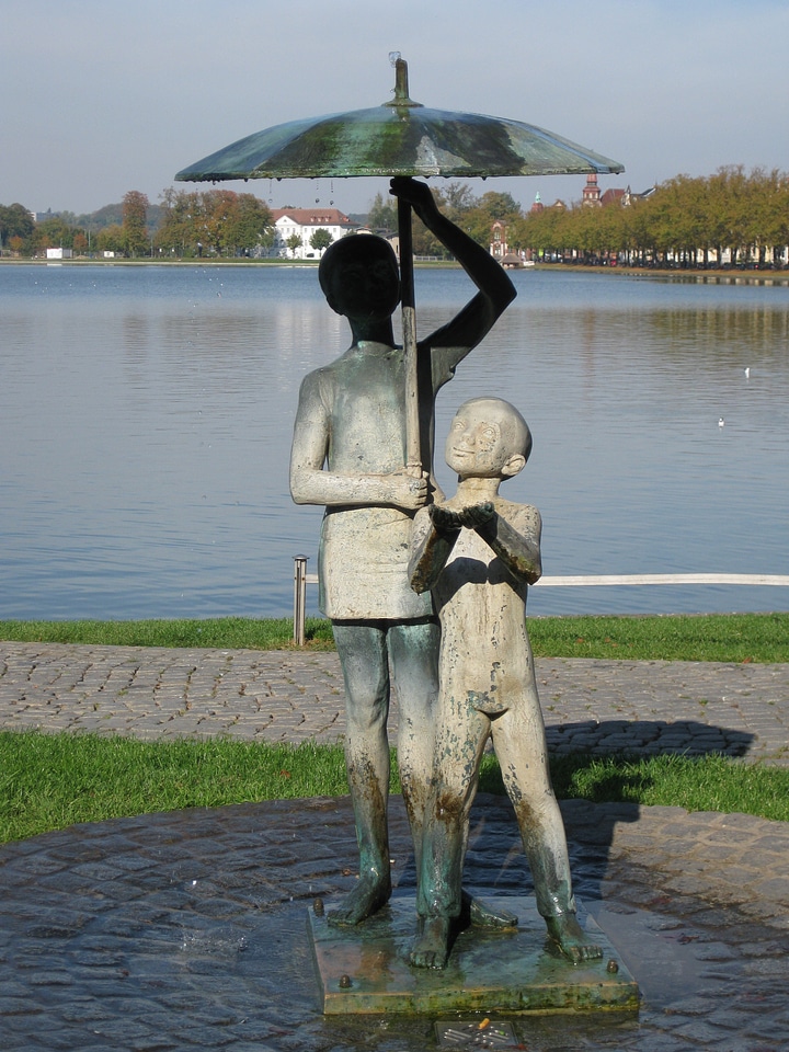 Monument figure umbrella