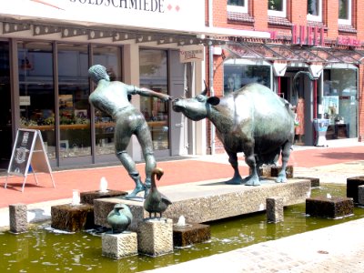 Statue Sculpture Water Monument