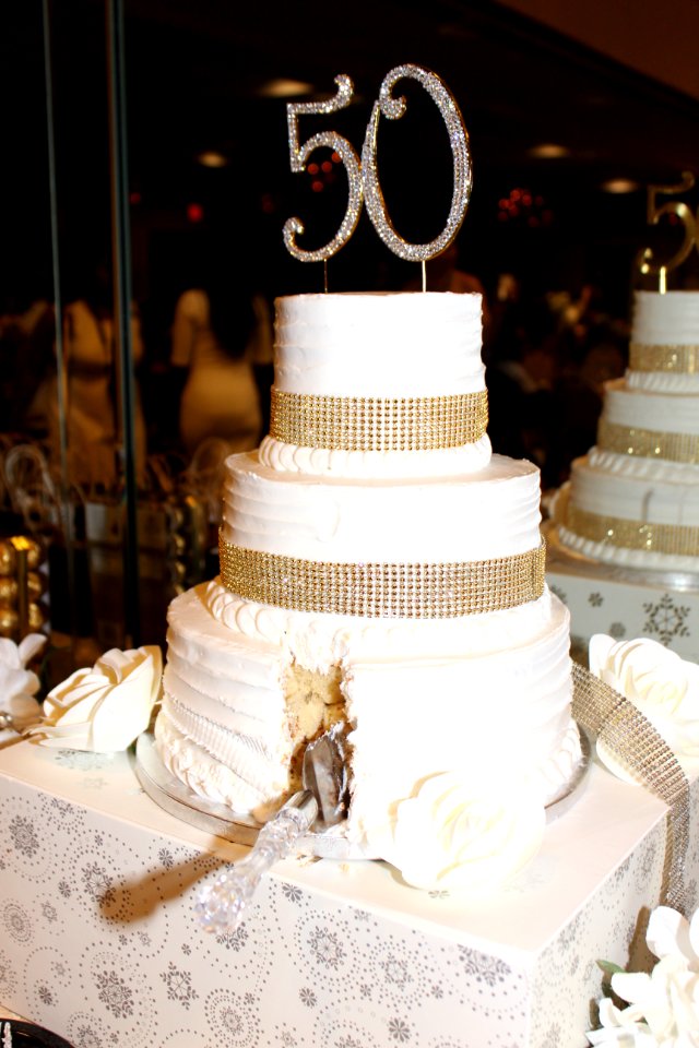 White Icing 3-tier Cake On Box