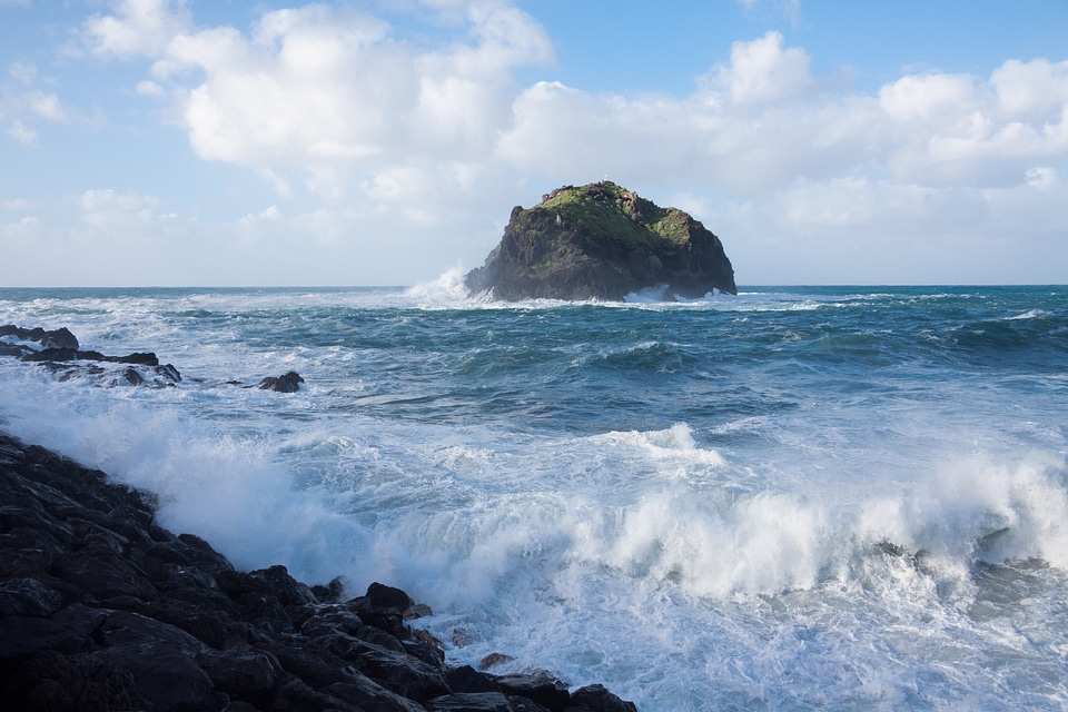 Island water wave photo