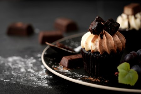 Shallow Focus Photography Of Chocolate Cupcakes photo