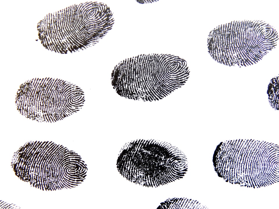 Detective contrasts finger