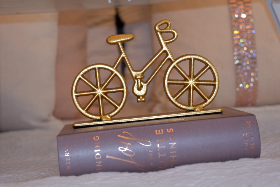 Brass-colored Bike Table Decor